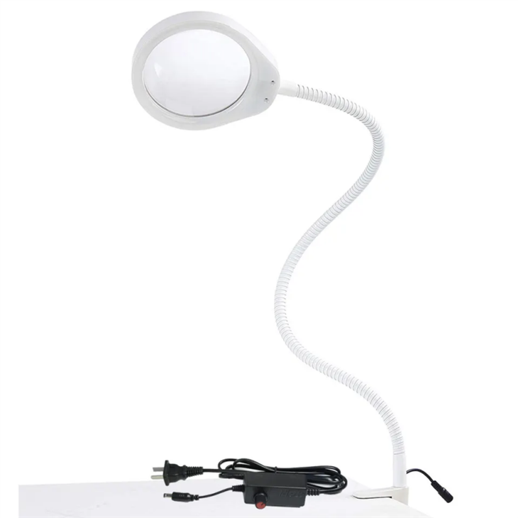 عدسة مكبرة احترافية مع ضوء